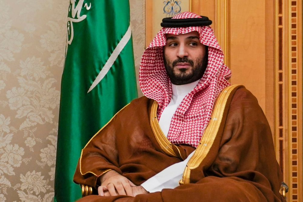 ولي العهد السعودي يدين الاعتداءات الإسرائيليّة على إيران