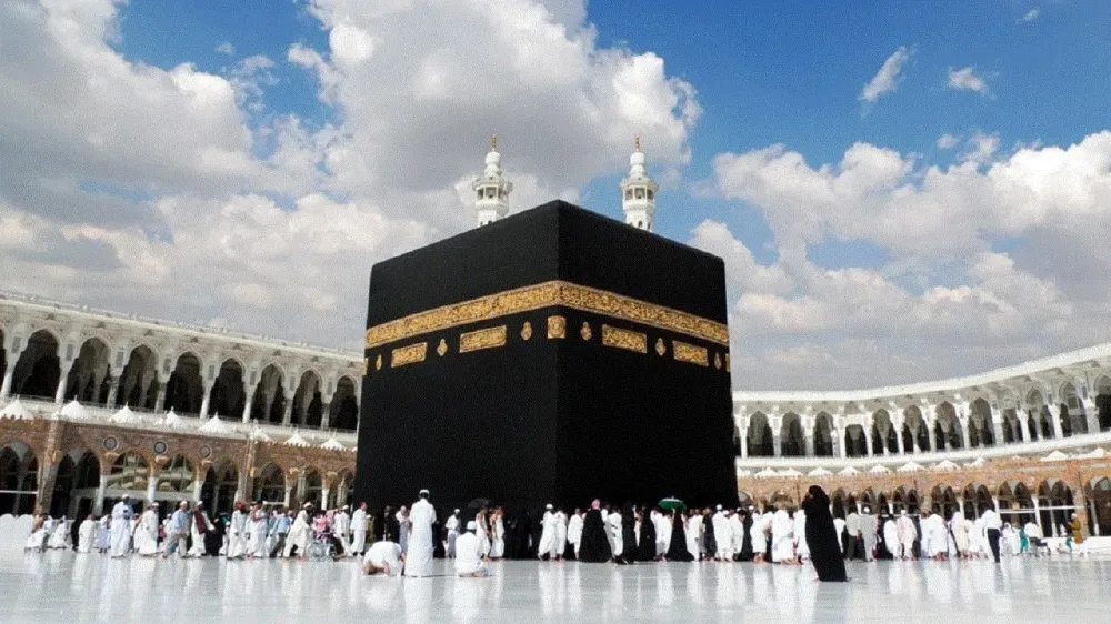 "الحاج الرومنسي" دخل خيمة النّساء في الحج… والسبب مفاجئ!