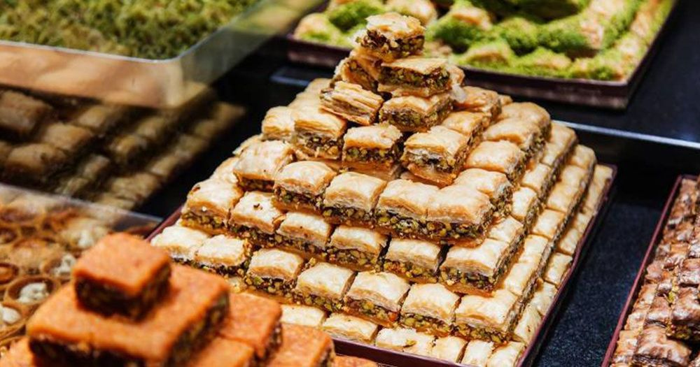 بالصور: مشاهد مروّعة.. إقفال محل حلويات بسبب مخالفات صحيّة!