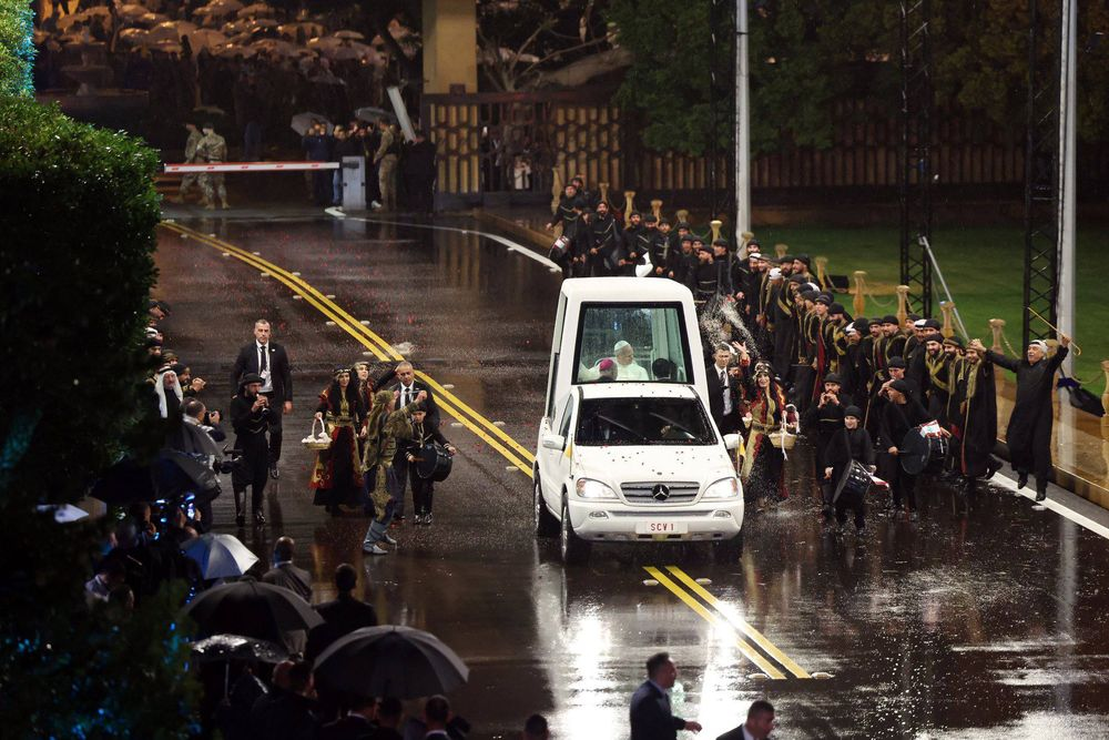 بالفيديو: شاهدوا فرحة البابا وسط الدبكة والترحيب اللّبناني!