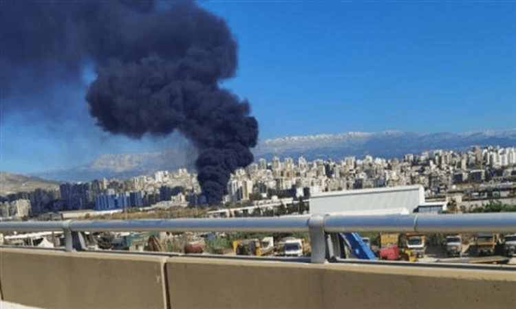 بالفيديو... حريق ضخم يلتهم هنغارًا في طرابلس
