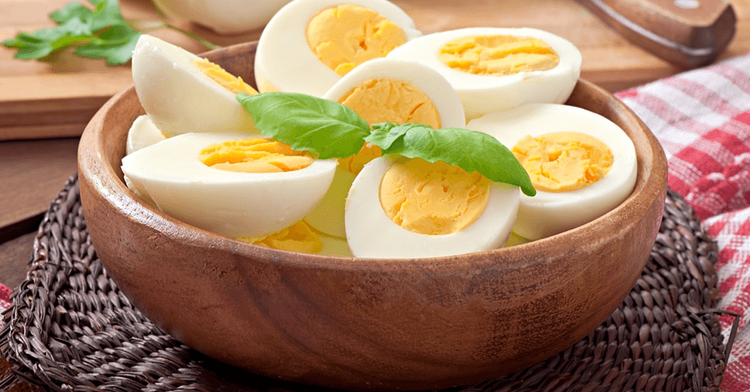 البيض المسلوق... بروتين آمن أم تهديد للقلب؟