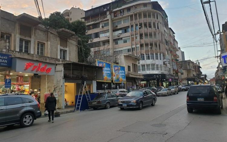 في فرن الشبّاك.. سيارة تقتحم واجهة محل! (صورة)