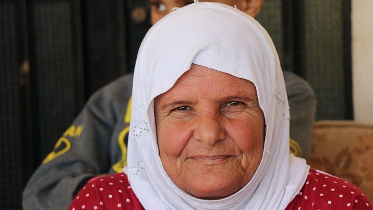 بالفيديو - الحاجة أم نادر رمزًا للصمود