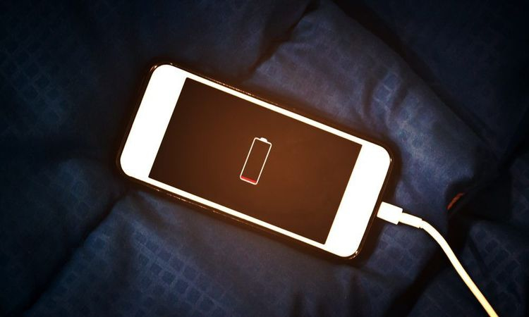3 أخطاء شائعة في شحن الهاتف تقلّص عمر بطاريتك تدريجياً!