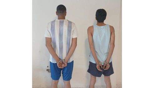 توقيف عمال يقومون بسرقة أموال من السيارات