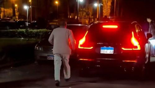 بالفيديو.. فنّان مصري يهين سائقه أمام الملأ!