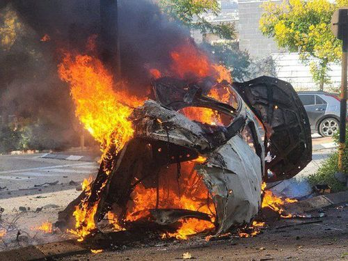 سقوط عدد من الصواريخ في الكرمئيل واشتعال مركبة 
