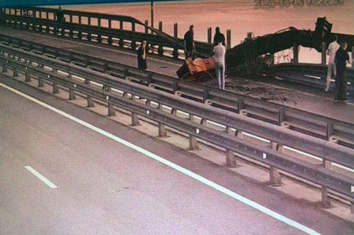 بالفيديو.. أوكرانيا تفجّر جسر القرم 