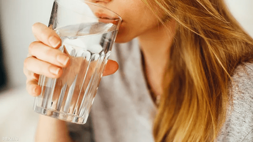 دافئ أم بارد؟ اكتشف سر الماء وفوائده لجسمك!