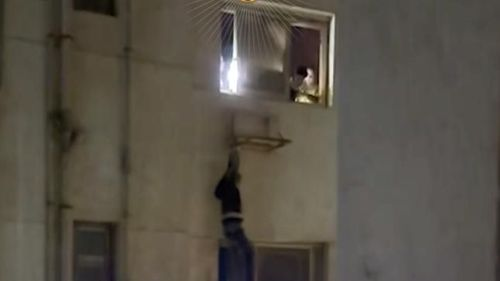 حادثة سرقة تشعل مواقع التواصل الاجتماعي .. ما القصة؟ (فيديو)