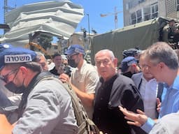 مستوطنون يفترشون موقف سيارات ونتنياهو يعاين الدمار!