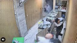 بالفيديو.. مشهد مروّع داخل محل مجوهرات 