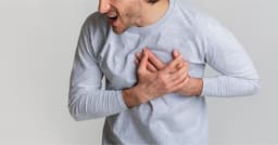 إياك أن تتجاهلها.. أعراض تُظهر أنّ الحزن بدأ يؤثر على قلبك