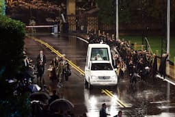 بالفيديو: شاهدوا فرحة البابا وسط الدبكة والترحيب اللّبناني!