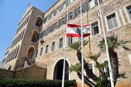 بعد تأخير الرحلات وإلغاء بعضها... ما مصير اللبنانيين العالقين في الخارج؟