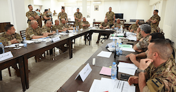 قائد الجيش يتفقد غرفة عمليات جبل لبنان ويشدد على ضرورة الالتزام بالتدابير الأمنية