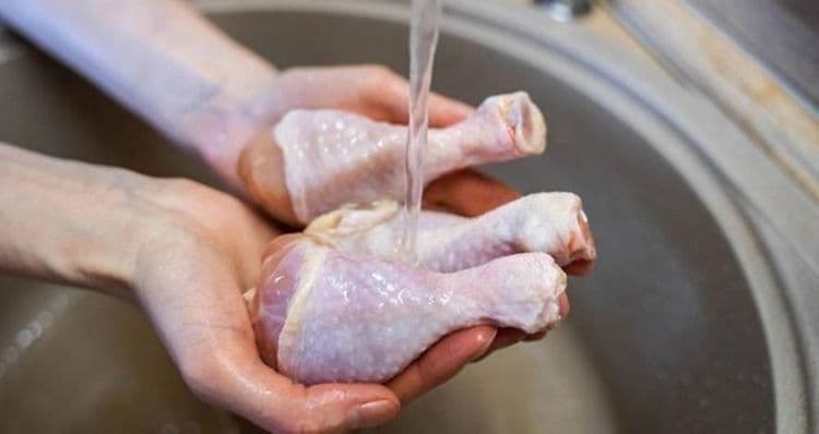  لماذا غسل الدجاج قبل الطهي غير مستحب؟