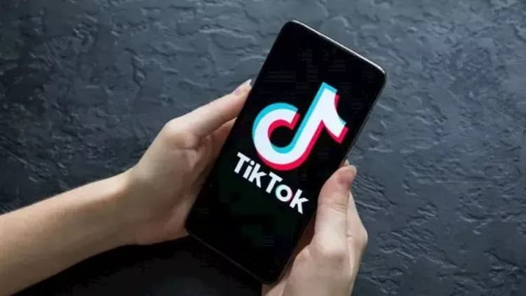 أحرق يدك لتثبت وفاءك... ترند خطير على  تيكتوك يهدّد أطفالكم! 