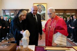 إليكم دلالات الهدايا المتبادلة بين الرئيس عون والبابا