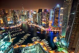 ضجّة ورديّة تجتاح دبي.. دمية طفولتنا تتصدّر المشهد