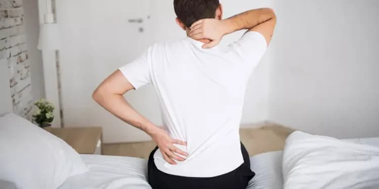 عادات بسيطة تسبب آلامًا مزمنة في الظهر... تجنّبها فورًا!