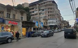 في فرن الشبّاك.. سيارة تقتحم واجهة محل! (صورة)