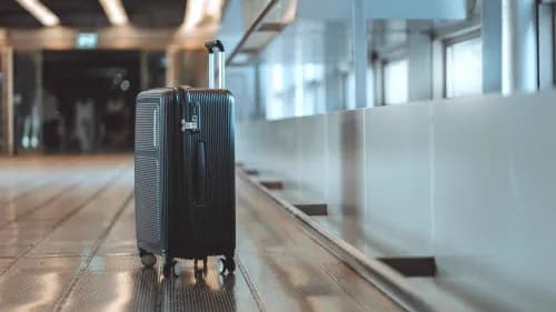 حقيبة سفر غامضة تكشف مفاجأة غير متوقعة.. ماذا عُثر بداخلها؟