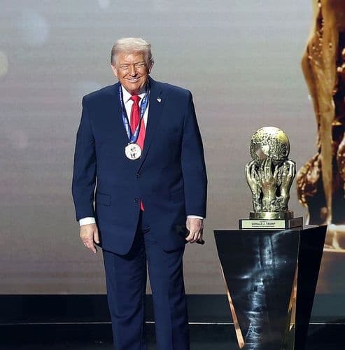 ما هي جائزة السلام التي حصل عليها ترامب من الفيفا؟