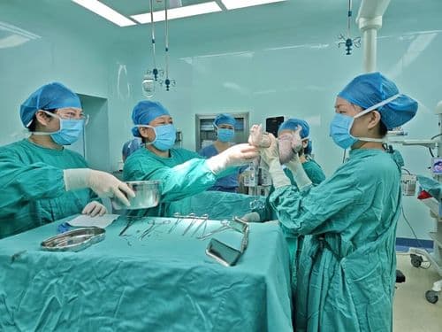 لن تصدّقوا في أي عمر أنجبت هذه السيّدة طفلين خلال عامين!