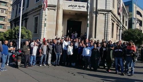 عمال بلدية طرابلس يغلقون أبواب القصر البلدي