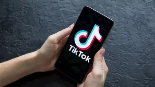 أحرق يدك لتثبت وفاءك... ترند خطير على  تيكتوك يهدّد أطفالكم! 