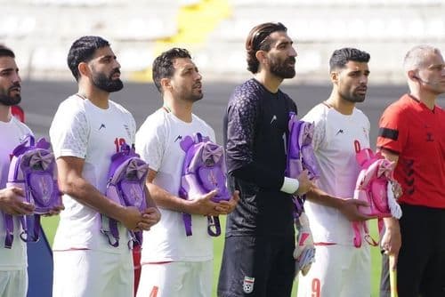 لاعبو إيران في أول ظهور بعد الحرب يحملون حقائب مدرسيّة.. ما القصة؟