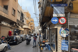 في برج حمّود.. سيارة تقتحم واجهة محل! (صورة)