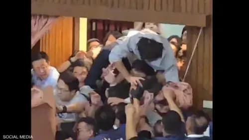 بالفيديو - "حلبة مصارعة" في برلمان تايوان.. إليكم ما حصل