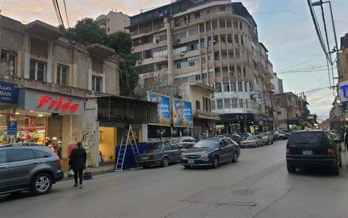 في فرن الشبّاك.. سيارة تقتحم واجهة محل! (صورة)