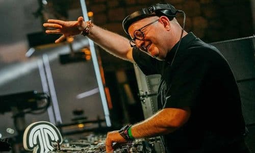 بالفيديو: هكذا كانت أجواء حفلة الكاهن الدي جي Padre guilherme