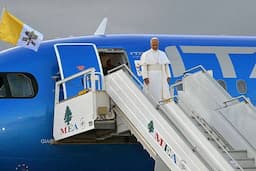 بالفيديو: شاهدوا فرحة البابا وسط الدبكة والترحيب اللّبناني!