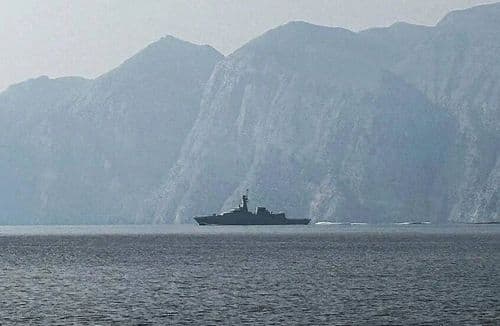 ما حقيقة عبور سفن للبحريّة الأميركيّة مضيق هرمز؟