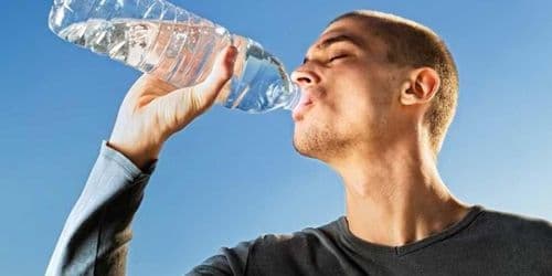 احذر شرب الماء من "زجاجة بلاستيكية"