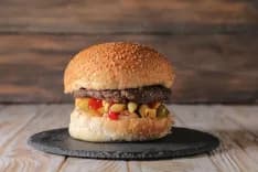 في ظل الغلاء.. كم يبلغ سعر الـLebanese Burger في المطاعم؟