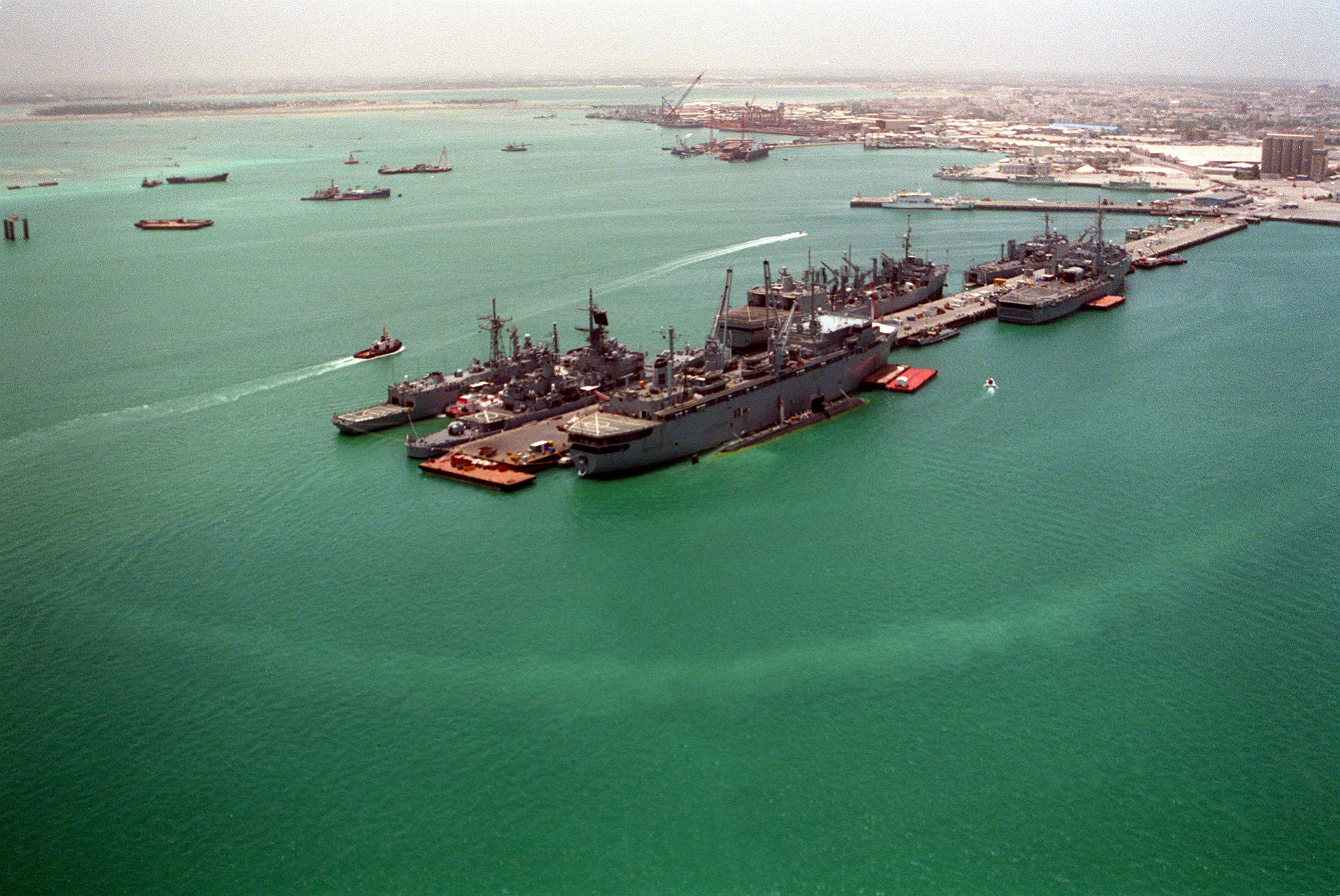 US_Navy_ships_at_Naval_Support_Activity_Bahrain_in_1993.jpg