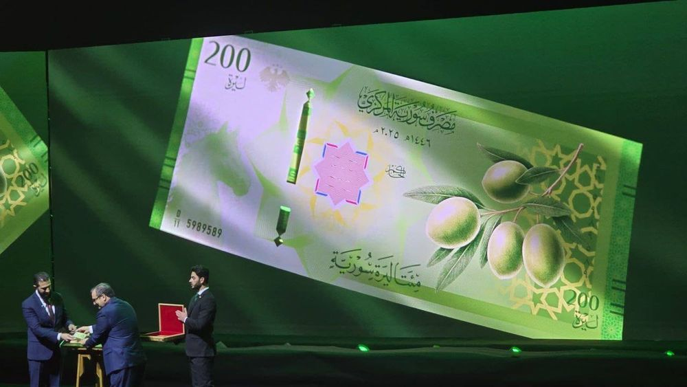 مسخرة وتلطيشات.. هكذا كانت ردّة فعل السوريّين على عملتهم الجديدة!