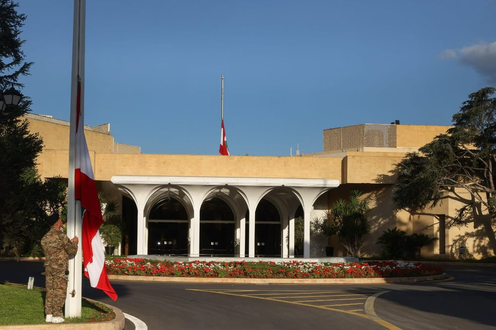 لماذا تنكّس الأعلام في أيام الحداد الوطني؟ إليكم الأسباب الكاملة