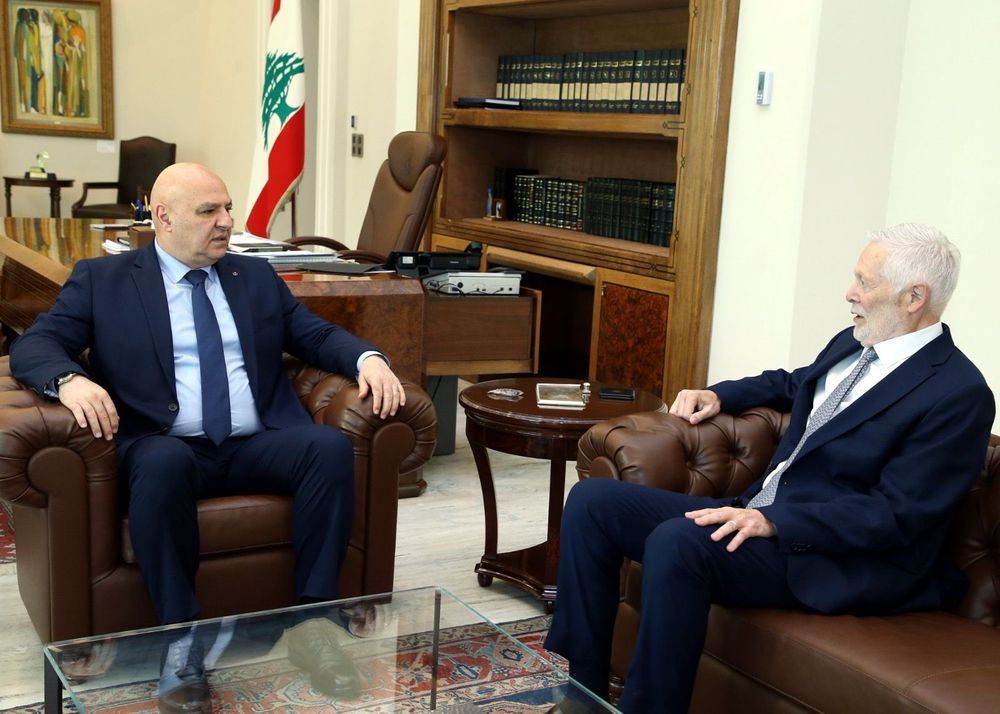 عون يبحث مع دمشقية تنفيذ قرار حصرية السلاح في المخيمات