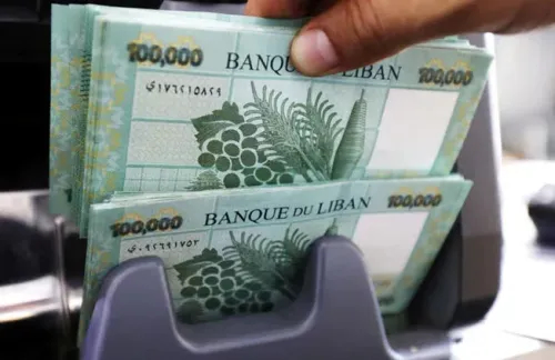 إلى موظفي القطاع العام...متى يمكنكم سحب رواتبكم؟