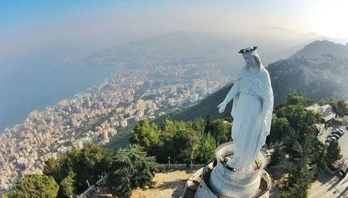 سائح يثير الغضب في حريصا.. ما الذي قام به؟