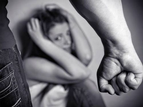 "انفصلت خوفاً على حياتي".. ممثلة شهيرة تكشف سبب طلاقها!